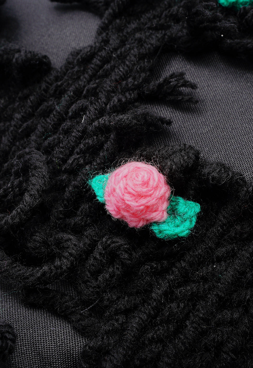 Noir | Manteau noir en semi-laine et roses | Sac ours Spooky SkullBEARS