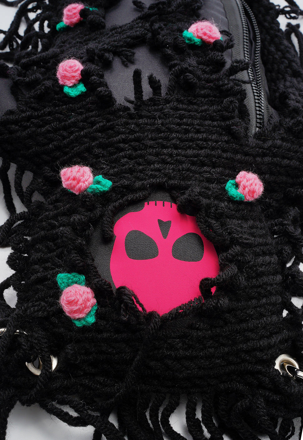 Noir | Manteau noir en semi-laine et roses | Sac ours Spooky SkullBEARS