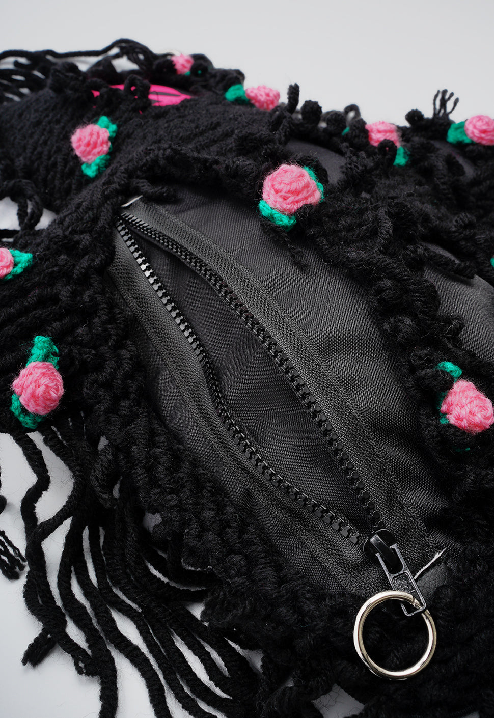 Noir | Manteau noir en semi-laine et roses | Sac ours Spooky SkullBEARS