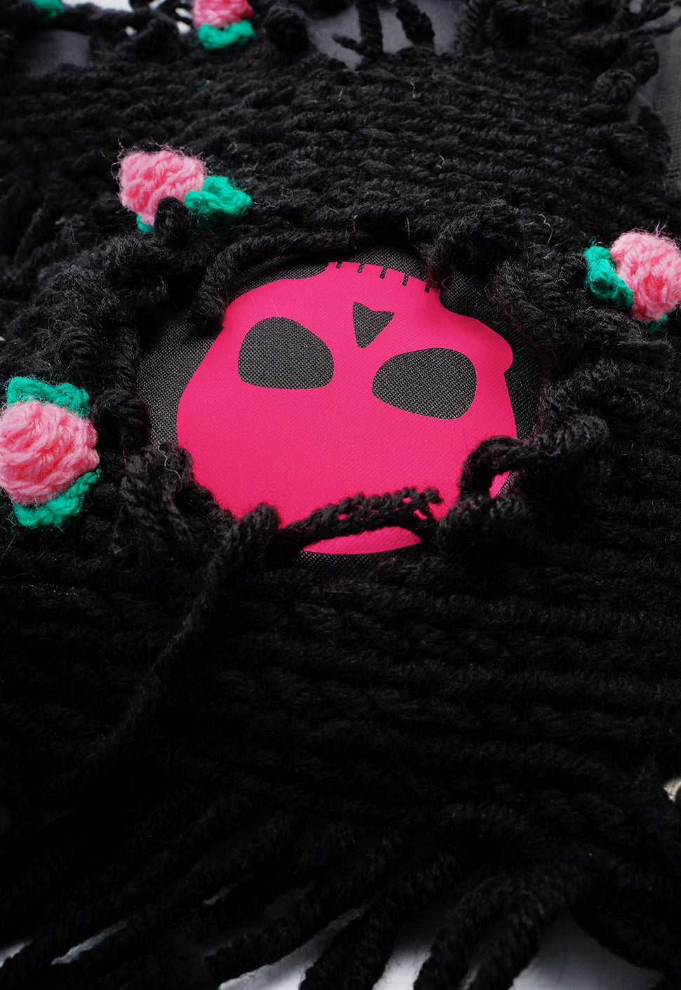 Noir | Manteau noir en semi-laine et roses | Sac ours Spooky SkullBEARS